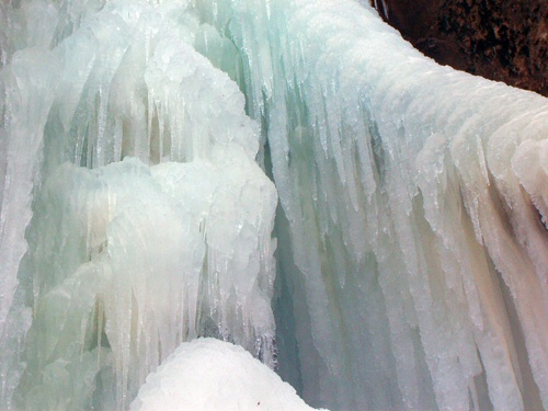 eisiger Lainbachfall Kochel am See im Winter