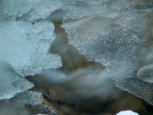 eisiger Lainbach Kochel am See im Winter
