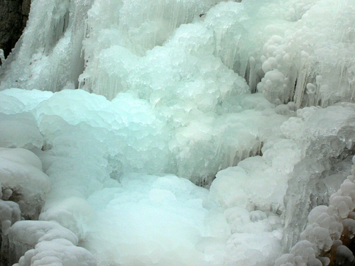 eisiger Lainbachfall Kochel am See im Winter