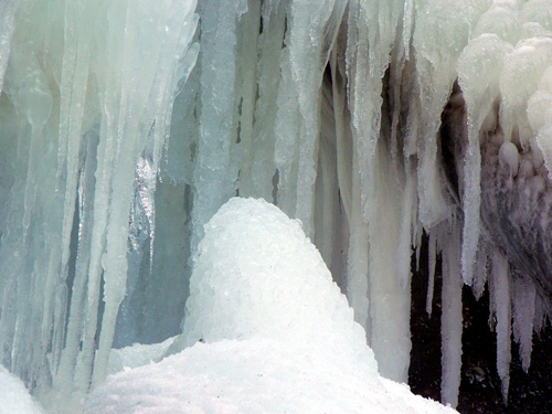 eisiger Lainbachfall Kochel am See im Winter